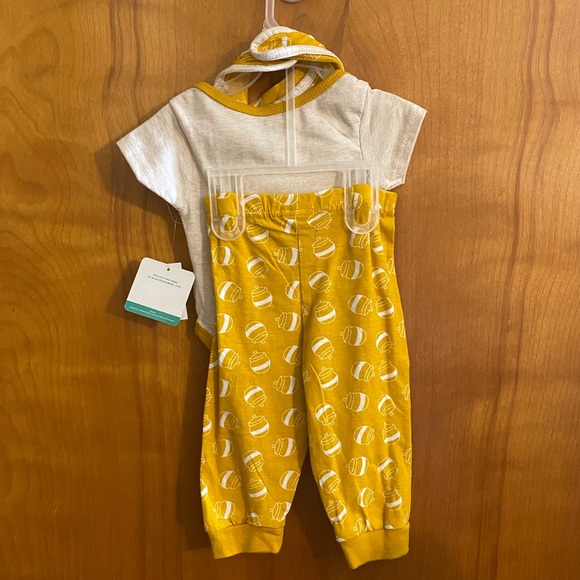 6-9 Month Disney Winnie the Poo 3pc Set. NWT Bib Onesie and Pants - Picture 2 of 2